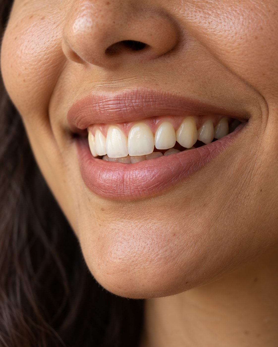 Sourire naturel photographié de trois quarts