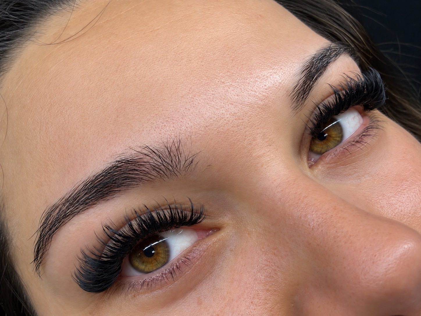 Gros plan sur les extensions de cils réalisées chez PS Beauty à Conthey