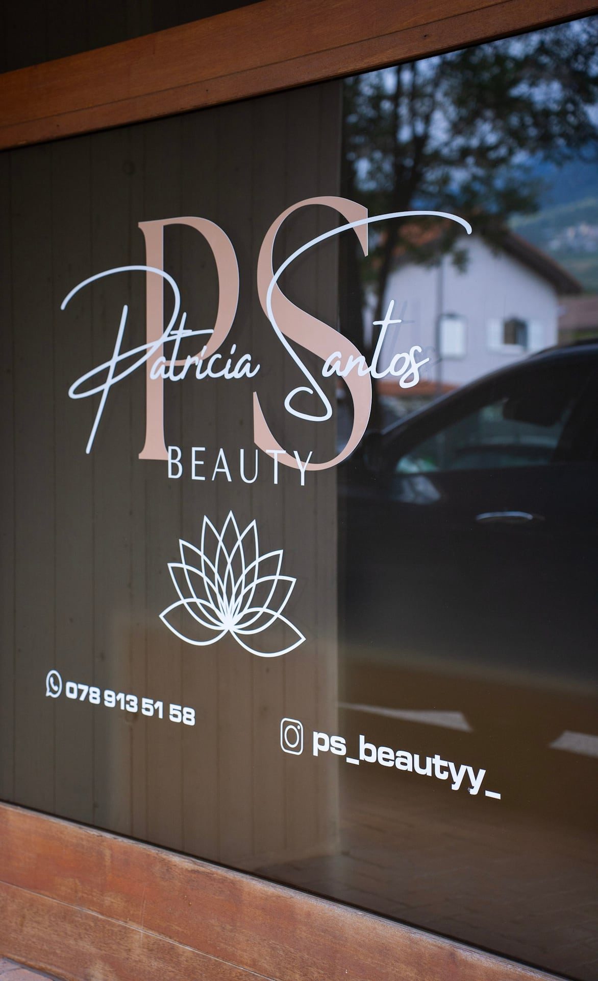 Vitrine de l’institut PS Beauty à Conthey